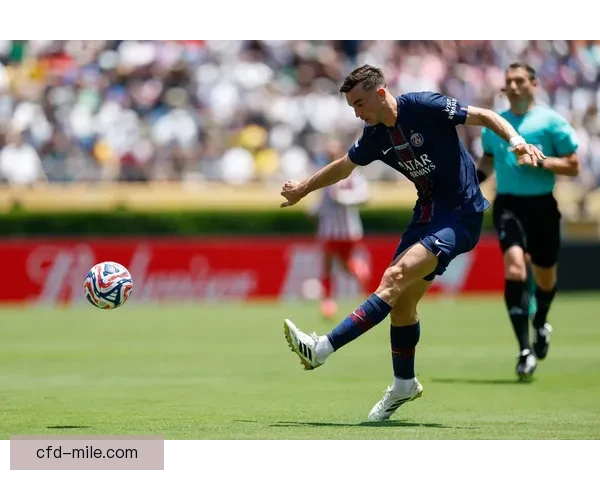 楚阿梅尼客串中卫展现稳健表现助力球队防线稳固